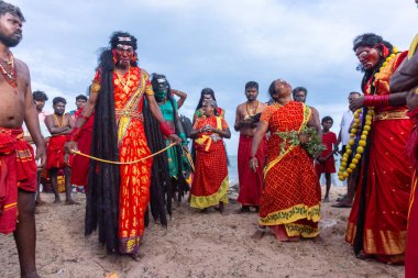 Kulashekharapatnam, Tamilnadu, Hindistan - 11 Ekim 2024: Kulasai, Hint Hindu ressam portresi ve kulasai dasara festivalinin ayinlerini gerçekleştirmek için bir tarikat karakteri gibi giyinmiş.