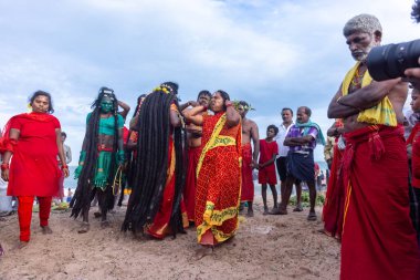 Kulashekharapatnam, Tamilnadu, Hindistan - 11 Ekim 2024: Kulasai, Hint Hindu ressam portresi ve kulasai dasara festivalinin ayinlerini gerçekleştirmek için bir tarikat karakteri gibi giyinmiş.