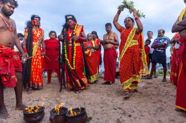Kulashekharapatnam, Tamilnadu, Hindistan - 11 Ekim 2024: Kulasai, Hint Hindu ressam portresi ve kulasai dasara festivalinin ayinlerini gerçekleştirmek için bir tarikat karakteri gibi giyinmiş.