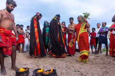 Kulashekharapatnam, Tamilnadu, Hindistan - 11 Ekim 2024: Kulasai, Hint Hindu ressam portresi ve kulasai dasara festivalinin ayinlerini gerçekleştirmek için bir tarikat karakteri gibi giyinmiş.