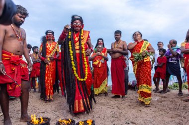 Kulashekharapatnam, Tamilnadu, Hindistan - 11 Ekim 2024: Kulasai, Hint Hindu ressam portresi ve kulasai dasara festivalinin ayinlerini gerçekleştirmek için bir tarikat karakteri gibi giyinmiş.