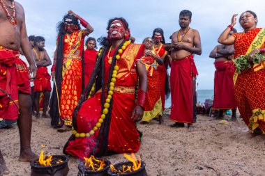 Kulashekharapatnam, Tamilnadu, Hindistan - 11 Ekim 2024: Kulasai, Hint Hindu ressam portresi ve kulasai dasara festivalinin ayinlerini gerçekleştirmek için bir tarikat karakteri gibi giyinmiş.