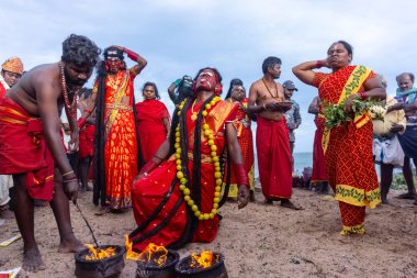 Kulashekharapatnam, Tamilnadu, Hindistan - 11 Ekim 2024: Kulasai, Hint Hindu ressam portresi ve kulasai dasara festivalinin ayinlerini gerçekleştirmek için bir tarikat karakteri gibi giyinmiş.