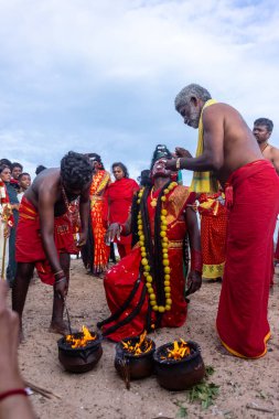 Kulashekharapatnam, Tamilnadu, Hindistan - 11 Ekim 2024: Kulasai, Hint Hindu ressam portresi ve kulasai dasara festivalinin ayinlerini gerçekleştirmek için bir tarikat karakteri gibi giyinmiş.