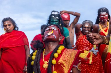 Kulashekharapatnam, Tamilnadu, Hindistan - 11 Ekim 2024: Kulasai, Hint Hindu ressam portresi ve kulasai dasara festivalinin ayinlerini gerçekleştirmek için bir tarikat karakteri gibi giyinmiş.