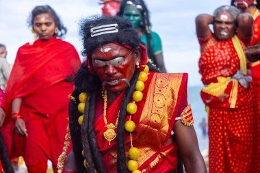 Kulashekharapatnam, Tamilnadu, Hindistan - 11 Ekim 2024: Kulasai, Hint Hindu ressam portresi ve kulasai dasara festivalinin ayinlerini gerçekleştirmek için bir tarikat karakteri gibi giyinmiş.