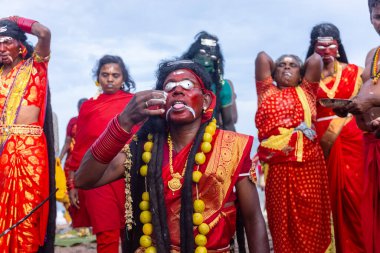 Kulashekharapatnam, Tamilnadu, Hindistan - 11 Ekim 2024: Kulasai, Hint Hindu ressam portresi ve kulasai dasara festivalinin ayinlerini gerçekleştirmek için bir tarikat karakteri gibi giyinmiş.