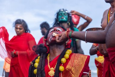 Kulashekharapatnam, Tamilnadu, Hindistan - 11 Ekim 2024: Kulasai, Hint Hindu ressam portresi ve kulasai dasara festivalinin ayinlerini gerçekleştirmek için bir tarikat karakteri gibi giyinmiş.