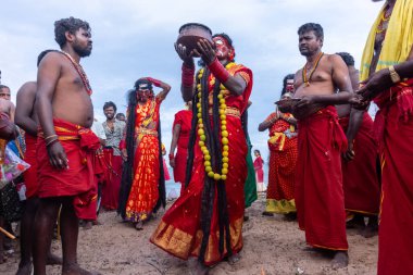 Kulashekharapatnam, Tamilnadu, Hindistan - 11 Ekim 2024: Kulasai, Hint Hindu ressam portresi ve kulasai dasara festivalinin ayinlerini gerçekleştirmek için bir tarikat karakteri gibi giyinmiş.