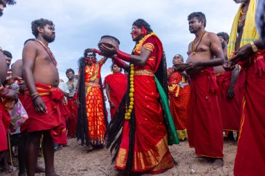 Kulashekharapatnam, Tamilnadu, Hindistan - 11 Ekim 2024: Kulasai, Hint Hindu ressam portresi ve kulasai dasara festivalinin ayinlerini gerçekleştirmek için bir tarikat karakteri gibi giyinmiş.