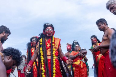 Kulashekharapatnam, Tamilnadu, Hindistan - 11 Ekim 2024: Kulasai, Hint Hindu ressam portresi ve kulasai dasara festivalinin ayinlerini gerçekleştirmek için bir tarikat karakteri gibi giyinmiş.