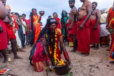 Kulashekharapatnam, Tamilnadu, Hindistan - 11 Ekim 2024: Kulasai, Hint Hindu ressam portresi ve kulasai dasara festivalinin ayinlerini gerçekleştirmek için bir tarikat karakteri gibi giyinmiş.