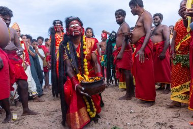 Kulashekharapatnam, Tamilnadu, Hindistan - 11 Ekim 2024: Kulasai, Hint Hindu ressam portresi ve kulasai dasara festivalinin ayinlerini gerçekleştirmek için bir tarikat karakteri gibi giyinmiş.