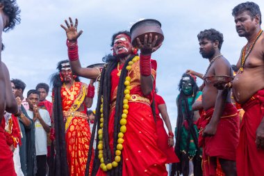 Kulashekharapatnam, Tamilnadu, Hindistan - 11 Ekim 2024: Kulasai, Hint Hindu ressam portresi ve kulasai dasara festivalinin ayinlerini gerçekleştirmek için bir tarikat karakteri gibi giyinmiş.