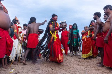 Kulashekharapatnam, Tamilnadu, Hindistan - 11 Ekim 2024: Kulasai, Hint Hindu ressam portresi ve kulasai dasara festivalinin ayinlerini gerçekleştirmek için bir tarikat karakteri gibi giyinmiş.