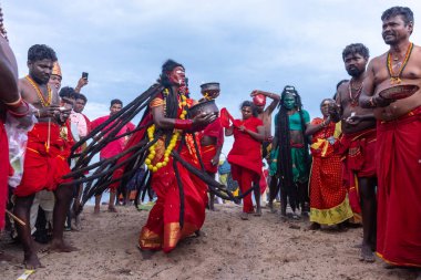 Kulashekharapatnam, Tamilnadu, Hindistan - 11 Ekim 2024: Kulasai, Hint Hindu ressam portresi ve kulasai dasara festivalinin ayinlerini gerçekleştirmek için bir tarikat karakteri gibi giyinmiş.