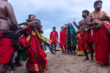 Kulashekharapatnam, Tamilnadu, Hindistan - 11 Ekim 2024: Kulasai, Hint Hindu ressam portresi ve kulasai dasara festivalinin ayinlerini gerçekleştirmek için bir tarikat karakteri gibi giyinmiş.