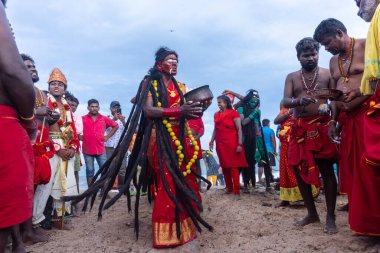 Kulashekharapatnam, Tamilnadu, Hindistan - 11 Ekim 2024: Kulasai, Hint Hindu ressam portresi ve kulasai dasara festivalinin ayinlerini gerçekleştirmek için bir tarikat karakteri gibi giyinmiş.