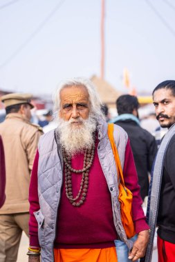 Prayagraj, Uttar Pradesh, Hindistan - 13 Ocak 2025: Mahakumbh, Kutsal erkek naga sadhu baba 'nın Sangam' daki kutsal nehir kenevirine ibadet etmek için Pagraj 'da maha kumbh mela' ya katılan portresi.