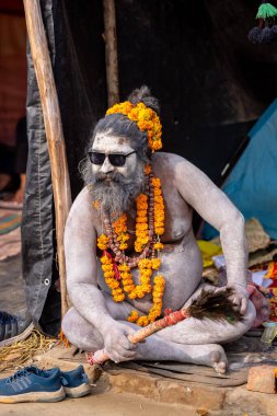 Prayagraj, Uttar Pradesh, Hindistan - 13 Ocak 2025: Mahakumbh, Kutsal erkek naga sadhu baba 'nın Sangam' daki kutsal nehir kenevirine ibadet etmek için Pagraj 'da maha kumbh mela' ya katılan portresi.