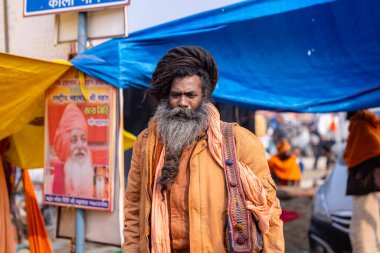 Prayagraj, Uttar Pradesh, Hindistan - 13 Ocak 2025: Mahakumbh, Kutsal erkek naga sadhu baba 'nın Sangam' daki kutsal nehir kenevirine ibadet etmek için Pagraj 'da maha kumbh mela' ya katılan portresi.
