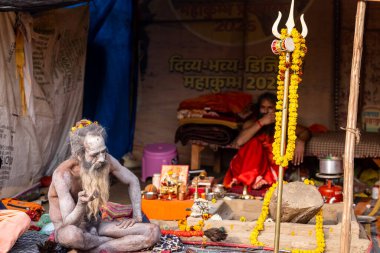 Prayagraj, Uttar Pradesh, Hindistan - 13 Ocak 2025: Mahakumbh, Kutsal erkek naga sadhu baba 'nın Sangam' daki kutsal nehir kenevirine ibadet etmek için Pagraj 'da maha kumbh mela' ya katılan portresi.