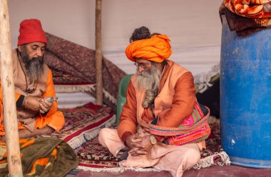 Prayagraj, Uttar Pradesh, Hindistan - 13 Ocak 2025: Mahakumbh, Kutsal erkek naga sadhu baba 'nın Sangam' daki kutsal nehir kenevirine ibadet etmek için Pagraj 'da maha kumbh mela' ya katılan portresi.