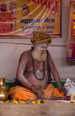 Prayagraj, Uttar Pradesh, Hindistan - 13 Ocak 2025: Mahakumbh, Kutsal erkek naga sadhu baba 'nın Sangam' daki kutsal nehir kenevirine ibadet etmek için Pagraj 'da maha kumbh mela' ya katılan portresi.
