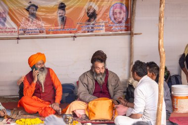 Prayagraj, Uttar Pradesh, Hindistan - 13 Ocak 2025: Mahakumbh, Kutsal erkek naga sadhu baba 'nın Sangam' daki kutsal nehir kenevirine ibadet etmek için Pagraj 'da maha kumbh mela' ya katılan portresi.