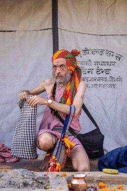 Prayagraj, Uttar Pradesh, Hindistan - 13 Ocak 2025: Mahakumbh, Kutsal erkek naga sadhu baba 'nın Sangam' daki kutsal nehir kenevirine ibadet etmek için Pagraj 'da maha kumbh mela' ya katılan portresi.