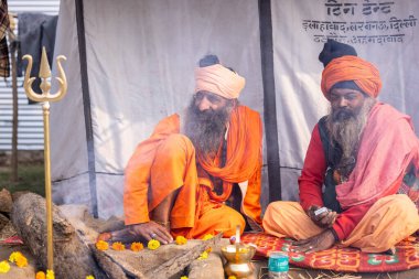 Prayagraj, Uttar Pradesh, Hindistan - 13 Ocak 2025: Mahakumbh, Kutsal erkek naga sadhu baba 'nın Sangam' daki kutsal nehir kenevirine ibadet etmek için Pagraj 'da maha kumbh mela' ya katılan portresi.