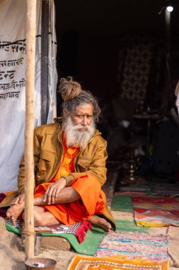 Prayagraj, Uttar Pradesh, Hindistan - 13 Ocak 2025: Mahakumbh, Kutsal erkek naga sadhu baba 'nın Sangam' daki kutsal nehir kenevirine ibadet etmek için Pagraj 'da maha kumbh mela' ya katılan portresi.