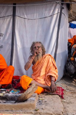 Prayagraj, Uttar Pradesh, Hindistan - 13 Ocak 2025: Mahakumbh, Kutsal erkek naga sadhu baba 'nın Sangam' daki kutsal nehir kenevirine ibadet etmek için Pagraj 'da maha kumbh mela' ya katılan portresi.