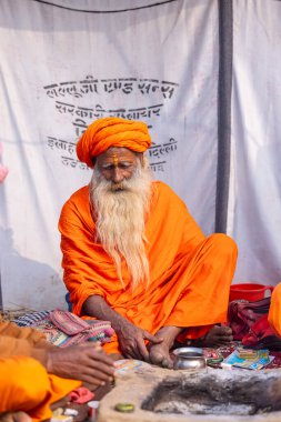 Prayagraj, Uttar Pradesh, Hindistan - 13 Ocak 2025: Mahakumbh, Kutsal erkek naga sadhu baba 'nın Sangam' daki kutsal nehir kenevirine ibadet etmek için Pagraj 'da maha kumbh mela' ya katılan portresi.