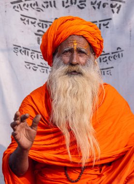 Prayagraj, Uttar Pradesh, Hindistan - 13 Ocak 2025: Mahakumbh, Kutsal erkek naga sadhu baba 'nın Sangam' daki kutsal nehir kenevirine ibadet etmek için Pagraj 'da maha kumbh mela' ya katılan portresi.