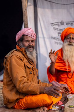 Prayagraj, Uttar Pradesh, Hindistan - 13 Ocak 2025: Mahakumbh, Kutsal erkek naga sadhu baba 'nın Sangam' daki kutsal nehir kenevirine ibadet etmek için Pagraj 'da maha kumbh mela' ya katılan portresi.