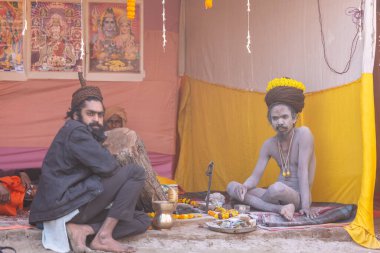 Prayagraj, Uttar Pradesh, Hindistan - 13 Ocak 2025: Mahakumbh, Kutsal erkek naga sadhu baba 'nın Sangam' daki kutsal nehir kenevirine ibadet etmek için Pagraj 'da maha kumbh mela' ya katılan portresi.