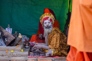 Prayagraj, Uttar Pradesh, Hindistan - 13 Ocak 2025: Mahakumbh, Kutsal erkek naga sadhu baba 'nın Sangam' daki kutsal nehir kenevirine ibadet etmek için Pagraj 'da maha kumbh mela' ya katılan portresi.