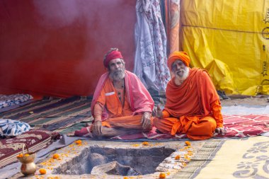 Prayagraj, Uttar Pradesh, Hindistan - 13 Ocak 2025: Mahakumbh, Kutsal erkek naga sadhu baba 'nın Sangam' daki kutsal nehir kenevirine ibadet etmek için Pagraj 'da maha kumbh mela' ya katılan portresi.