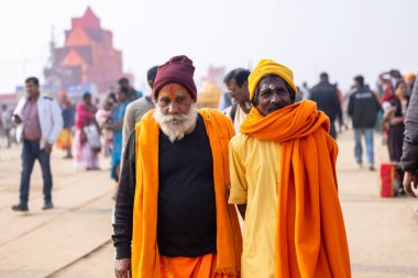 Prayagraj, Uttar Pradesh, Hindistan - 13 Ocak 2025: Mahakumbh, Kutsal erkek naga sadhu baba 'nın Sangam' daki kutsal nehir kenevirine ibadet etmek için Pagraj 'da maha kumbh mela' ya katılan portresi.