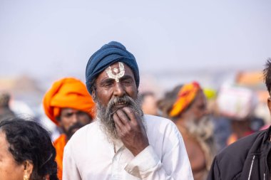 Prayagraj, Uttar Pradesh, Hindistan - 13 Ocak 2025: Mahakumbh, Kutsal erkek naga sadhu baba 'nın Sangam' daki kutsal nehir kenevirine ibadet etmek için Pagraj 'da maha kumbh mela' ya katılan portresi.