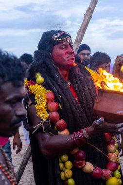 Kulashekharapatnam, Tamilnadu, Hindistan - 11 Ekim 2024: Hint Hindu dindar, yüzü boyalı ve tarikat karakteri gibi giyinmiş, kulasai dasara festivalini akşam ateşle gerçekleştirmek için.