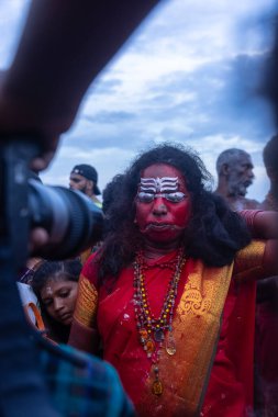 Kulashekharapatnam, Tamilnadu, Hindistan - 11 Ekim 2024: Hint Hindu dindar, yüzü boyalı ve tarikat karakteri gibi giyinmiş, kulasai dasara festivalini akşam ateşle gerçekleştirmek için.