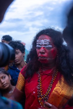 Kulashekharapatnam, Tamilnadu, Hindistan - 11 Ekim 2024: Hint Hindu dindar, yüzü boyalı ve tarikat karakteri gibi giyinmiş, kulasai dasara festivalini akşam ateşle gerçekleştirmek için.