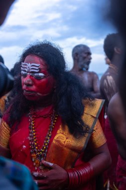 Kulashekharapatnam, Tamilnadu, Hindistan - 11 Ekim 2024: Hint Hindu dindar, yüzü boyalı ve tarikat karakteri gibi giyinmiş, kulasai dasara festivalini akşam ateşle gerçekleştirmek için.