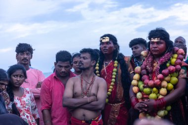 Kulashekharapatnam, Tamilnadu, Hindistan - 11 Ekim 2024: Hint Hindu dindar, yüzü boyalı ve tarikat karakteri gibi giyinmiş, kulasai dasara festivalini akşam ateşle gerçekleştirmek için.