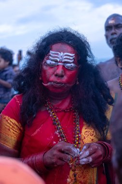 Kulashekharapatnam, Tamilnadu, Hindistan - 11 Ekim 2024: Hint Hindu dindar, yüzü boyalı ve tarikat karakteri gibi giyinmiş, kulasai dasara festivalini akşam ateşle gerçekleştirmek için.