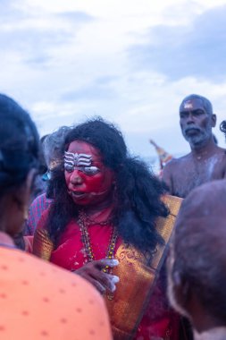 Kulashekharapatnam, Tamilnadu, Hindistan - 11 Ekim 2024: Hint Hindu dindar, yüzü boyalı ve tarikat karakteri gibi giyinmiş, kulasai dasara festivalini akşam ateşle gerçekleştirmek için.