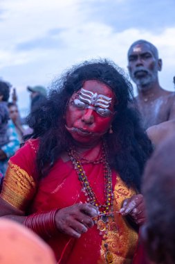 Kulashekharapatnam, Tamilnadu, Hindistan - 11 Ekim 2024: Hint Hindu dindar, yüzü boyalı ve tarikat karakteri gibi giyinmiş, kulasai dasara festivalini akşam ateşle gerçekleştirmek için.