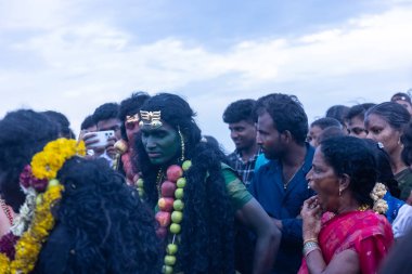 Kulashekharapatnam, Tamilnadu, Hindistan - 11 Ekim 2024: Hint Hindu dindar, yüzü boyalı ve tarikat karakteri gibi giyinmiş, kulasai dasara festivalini akşam ateşle gerçekleştirmek için.